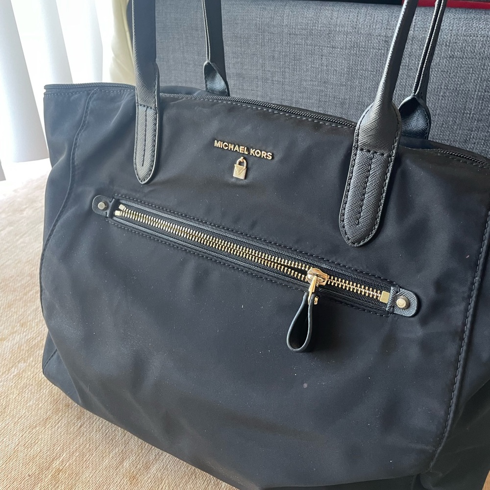 Black Michael Kors tote - zipper enclosure